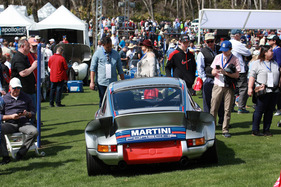 Hupend durch die Besuchermassen - Porsche 911 Carrera RSR 2.8 von 1973.