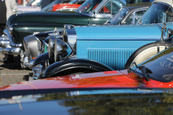 Bild Hupmobile (1928) - zwischen neueren Autos - 49. FNA-Jahrestreffen 2023