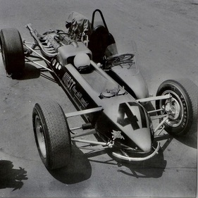 Hurst Floor Shift Special (1964) – Der Fahrer bekam am Rand doch noch ein Plätzchen. Mittelkühler direkt vor dem Motor Hurst Floor Shift Special (1964) – Der Fahrer bekam am Rand doch noch ein Plätzchen. Mittelkühler direkt vor dem Motor