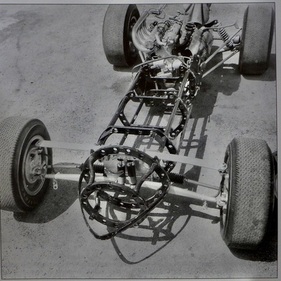 Hurst Floor Shift Special (1964) – "Sidecar Racer" von Smokey Yunick, revolutionär und archaisch zugleich. Vordere Querblattfeder oben, Trommelbremsen, De-Dion-Achse hinten. Leider war der Fahrer nicht gänzlich wegzukonstruieren