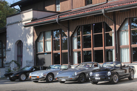 Hybride Sportwagen mit Grossserien-Motoren - von rechts - MG RV8, Intermeccanica Italia, TVR 3000 S und DeTomaso Pantera - Albisgütli Classic Cars & Bikes August 2022