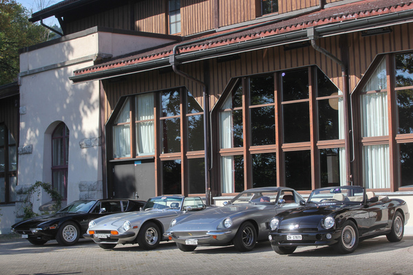 Hybride Sportwagen mit Grossserien-Motoren - von rechts - MG RV8, Intermeccanica Italia, TVR 3000 S und DeTomaso Pantera - Albisgütli Classic Cars & Bikes August 2022