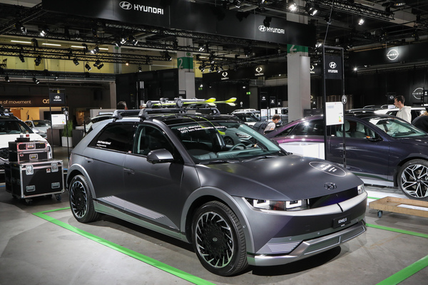 Hyundai Ionic 5 (2022) - mit Sikern auf dem Dach bereit für den Winterurlaub - Auto Zürich 2022