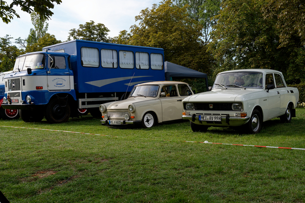 IFA W50, Trabbi und Moskwitch. Wenn der Trabbi nicht so tief wäre, könnte das Bild auch aus den späten 70ern stammen – OMMMA 2023