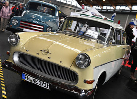 Im Bereich "Clubwelten" der Motorworld Classics Bodensee 2019 waren auch ein Opel Rekord & Opel Blitz vertreten.