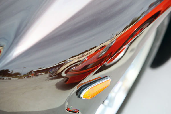 Im Blech des einen spiegeln sich die anderen Klassiker - Versteigerung Oldtimer Galerie auf dem Dolder am 16. Juni 2018