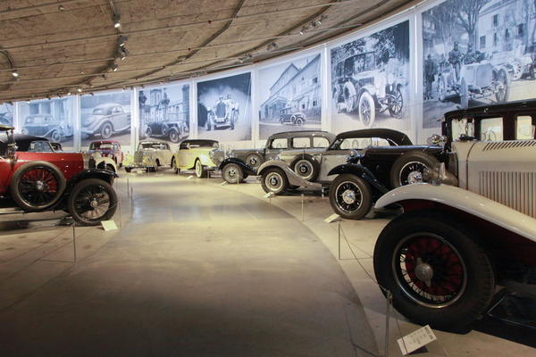 Im Blick die Vorkriegs-Modelle, gegen hinten/oben folgen die Nachkriegsmodelle - Sonderschau "Mercedes-Benz" im Pantheon Basel 2020/2021