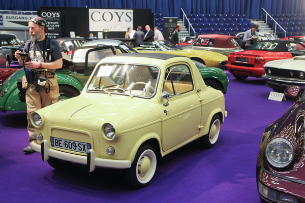 Im Coys-Angebot gab es auch diesen hübschen gelben Vespa-Kleinwagen (Techno Classica 2017)