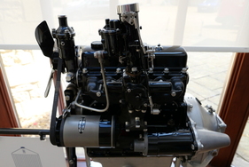 Im Eingangsbereich des Hunt House befindet sich ein Modell eines 1,5-Liter- Vierzylindermotors vom Typ "Myth". Der Rahmen erklärt die Details und zeigt ein Foto des Autos, von dem nur ein Exemplar gebaut wurde