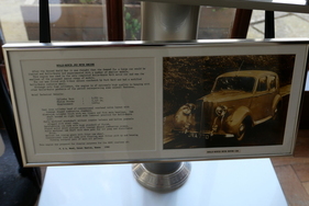 Im Eingangsbereich des Hunt House befindet sich ein Modell eines 1,5-Liter- Vierzylindermotors vom Typ "Myth". Der Rahmen erklärt die Details und zeigt ein Foto des Autos, von dem nur ein Exemplar gebaut wurde