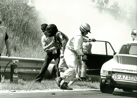 Im Einsatz- Linge beim Formel Super V-Crash am Nürburgring auf dem Flugplatz 1973, Arnulf Schießer ist verunfallt