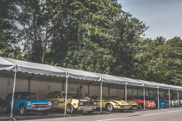 Im Fahrerlager am Solitude Revival 2015 - Steinmetz Opel in Reih und Glied