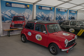 Im Fahrerlager war jeder Garagenplatz mit einem grossen Poster des Fahrzeugs versehen - Arosa ClassicCar Bergrennen 2016 Im Fahrerlager war jeder Garagenplatz mit einem grossen Poster des Fahrzeugs versehen - Arosa ClassicCar Bergrennen 2016
