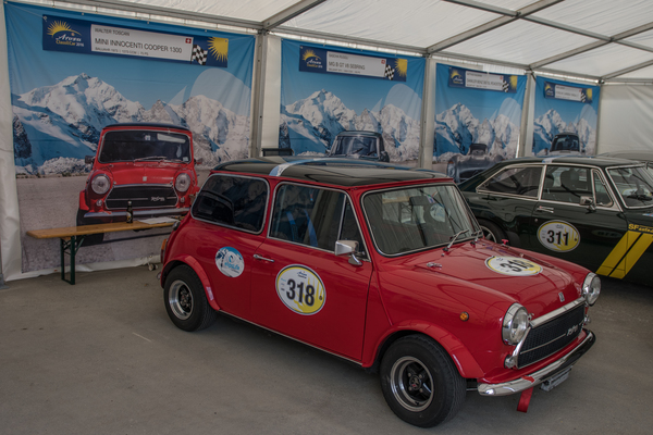Im Fahrerlager war jeder Garagenplatz mit einem grossen Poster des Fahrzeugs versehen - Arosa ClassicCar Bergrennen 2016