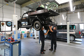 Bild Im Fahrzeugdepot der Autostadt kümmert man sich um die Wartung der Fahrzeuge.