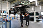 Im Fahrzeugdepot der Autostadt kümmert man sich um die Wartung der Fahrzeuge.