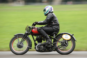 Im Feld der Motorräder - Ariel Red Hunter von 1932 - am GP Brugger Schachen 2015