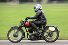 Bild: Im Feld der Motorräder - Ariel Red Hunter von 1932 - am GP Brugger Schachen 2015