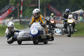 Im Feld der Motorräder - BMW R50S Gespann von 1962 - am GP Brugger Schachen 2015