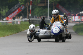 Im Feld der Motorräder - BMW R50S Gespann von 1962 - am GP Brugger Schachen 2015