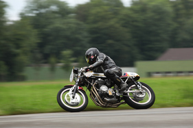 Im Feld der Motorräder - Egli Honda CB 550 von 1974 - am GP Brugger Schachen 2015