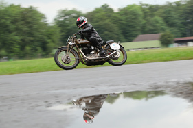 Im Feld der Motorräder - Motosacoche C50 von 1929 - am GP Brugger Schachen 2015