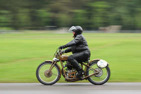 Im Feld der Motorräder - Motosacoche D35 B von 1931 - am GP Brugger Schachen 2015
