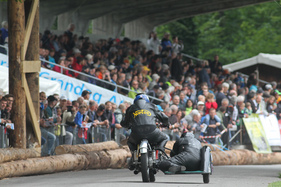 Im Feld der Motorräder - Norton Gespann - am GP Brugger Schachen 2015