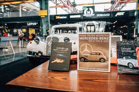 Im Hallenlicht liegen drei der ausgezeichneten Bände – „Mercedes-Benz 170 V/170 S/220“ gewann die Kategorie Historie, „Denzel Sportwagen“ und „BMW M und BMW in der Formel 1“ erhielten Ehrenpreise Im Hallenlicht liegen drei der ausgezeichneten Bände – „Mercedes-Benz 170 V/170 S/220“ gewann die Kategorie Historie, „Denzel Sportwagen“ und „BMW M und BMW in der Formel 1“ erhielten Ehrenpreise