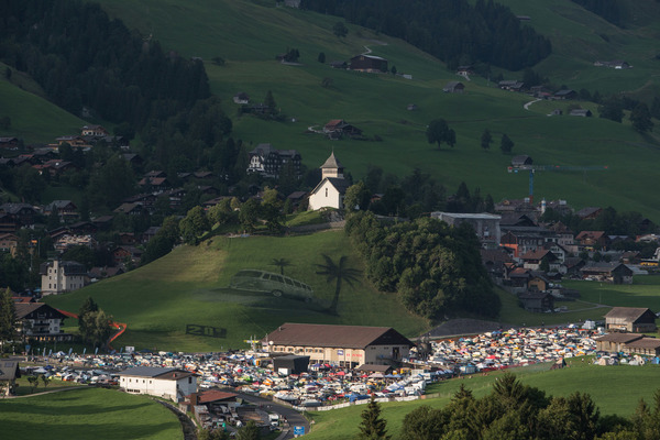 Im Hintergrund das 4200 Quadratmeter grosse Landschafts-Bild des Bulli - Treffen der luftgekühlten Volkswagen in Château-d'Oex 2017