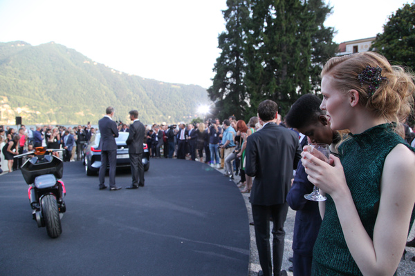 Im Hintergrund läuft die Vorstellung der beiden Konzeptfahrzeuge von BMW - Concorso d'Eleganza Villa d'Este 2017