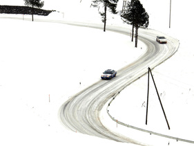 Im Idealfall sehen die Strecken so aus - viel Schnee unter den Rädern des Subaru Legacy (1991) und Porsche 924 (1985) - an der AvD-Histo-Monte 2012