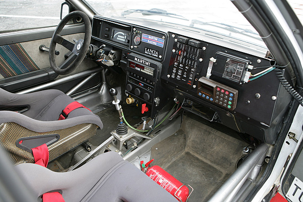 Im Interieur sieht man noch die serienmässigen Türverkleidungen - Lancia Delta Integrale