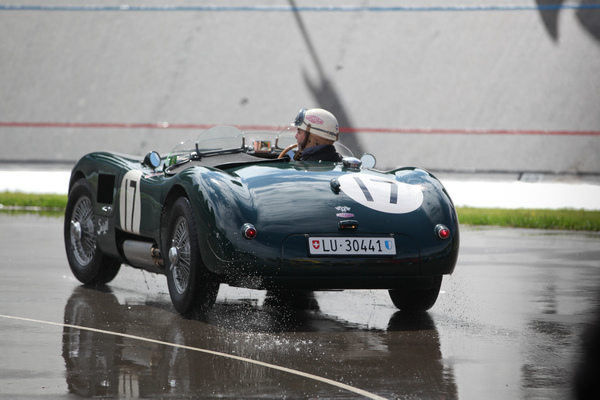 Im Jaguar C-Type hilft der Helm schon - Dolder Classics Mai 2017