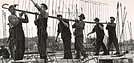 Im Jahr 1955 beginnen 372 Mitarbeiter in einem schneereichen Winter mit dem Bau. Schon Ende März sind auf der Baustelle 1000 Arbeiter beschäftigt (© VW Nutzfahrzeuge, 1955) Im Jahr 1955 beginnen 372 Mitarbeiter in einem schneereichen Winter mit dem Bau. Schon Ende März sind auf der Baustelle 1000 Arbeiter beschäftigt (© VW Nutzfahrzeuge, 1955)