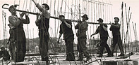 Bild: Im Jahr 1955 beginnen 372 Mitarbeiter in einem schneereichen Winter mit dem Bau. Schon Ende März sind auf der Baustelle 1000 Arbeiter beschäftigt