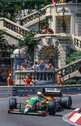 Im Jahr 1987 gab es noch hohe Randsteine - Theo Fabi im Benetton