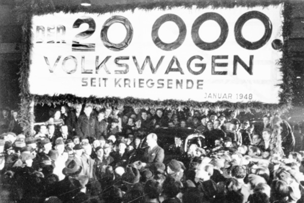 Im Januar 1948 wurden im Volkswagen-Werk in Wolfsburg die ersten 20’000 gebauten Käfer gefeiert