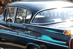 Im Lack des Vauxhall Cresta spiegelt sich ein weiterer Vauxhall - British Car Meeting in Mollis am 28. August 2016