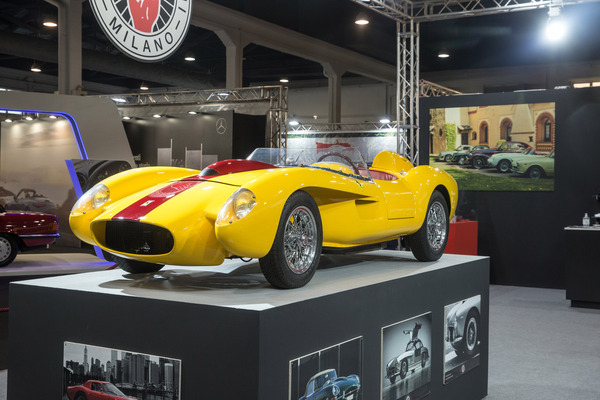 Im Massstab auf 75 Prozent verkleinerter Ferrari Testarossa bei Borrani - Auto e Moto d'Epoca 2022