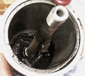 Im Ölsumpf des Ölfilters hat sich eine dicke Schicht Ölschlamm abgesetzt. Hier ist das gewollt. (Motor-Check und Beurteilung)