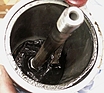 Im Ölsumpf des Ölfilters hat sich eine dicke Schicht Ölschlamm abgesetzt. Hier ist das gewollt. (Motor-Check und Beurteilung)