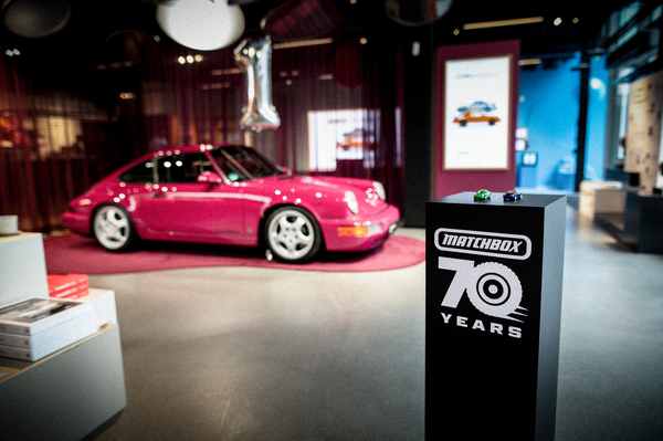 Im Prosche-Brand-Store in Stuttgart - 70 Jahre Matchbox