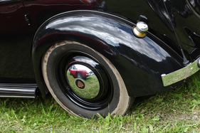 Im Raddeckel des Rover P2 spiegelt sich ein MG B - 35. British Car Meeting auf dem Flugplatz Mollis