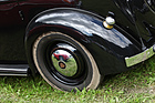 Im Raddeckel des Rover P2 spiegelt sich ein MG B - 35. British Car Meeting auf dem Flugplatz Mollis