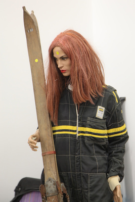 Im Rennoverall auf die Skipiste? Wenigstens sind die Latten historisch ... - Oldtimermesse St. Gallen am 30. Oktober 2016