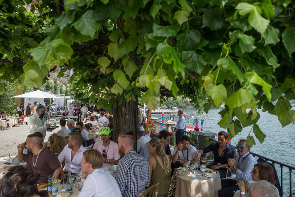 Im Schatten der Bäume liess es sich gut aushalten. Nicht alle Besucher konnten stilistisch mit der Eleganz der Autos mithalten