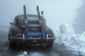 Im September 1995 behinderte sogar reichlich Schnee die Stoderzinken-Bergprüfung. Einzig dieser Porsche 356 1600 trug dazu die richtige Ausrüstung