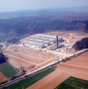 Im Sommer 1971 beginnt der Umzug des Entwicklungsbereiches mit den Abteilungen Konstruktion, Versuch und Design vom Zuffenhausener Stammwerk in das neue Entwicklungszentrum in Weissach (EZW)