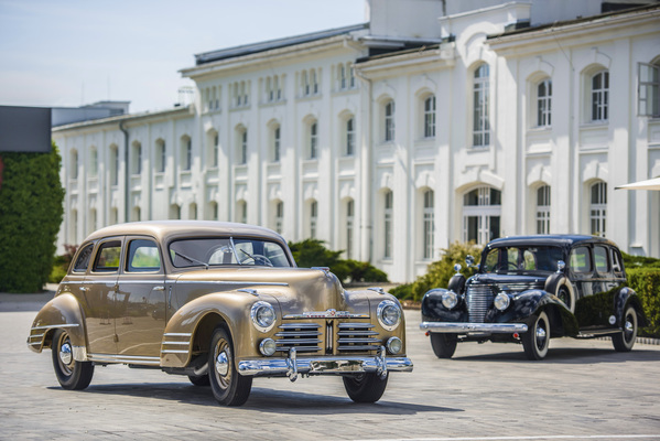 Bild: Im Vergleich der Nachkriegsausführung der ersten Superb-Generation (links) mit einem im Jahr 1939 hergestellten Wagen treten die majestätischen, stämmigen Proportionen hervor